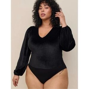Torrid NWOT Black Velvet Velour Long Sleeve V-neck Bodysuit Size 1X 1